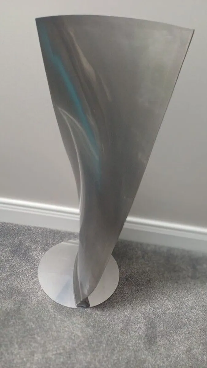 Mounted Rolls-Royce RB211 Stage One Fan Blade Upcycled Display Piece from British Airways Boeing 747-400 - Image 2