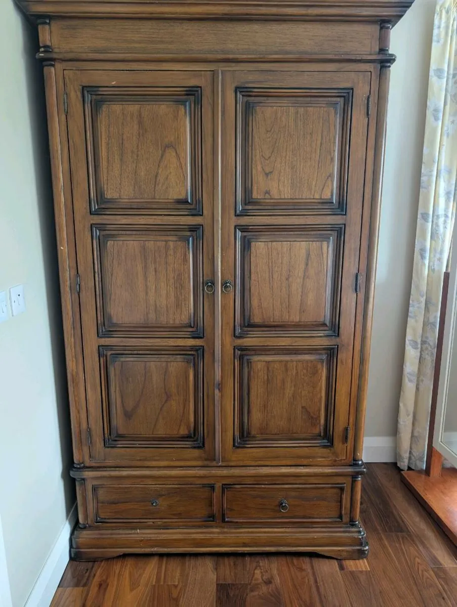 Double wardrobe - Image 1