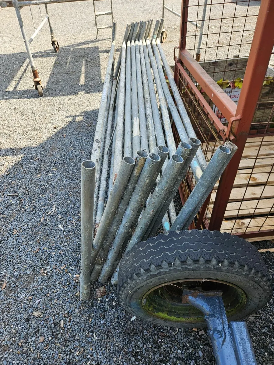 Steel scaffolding tower. - Image 1