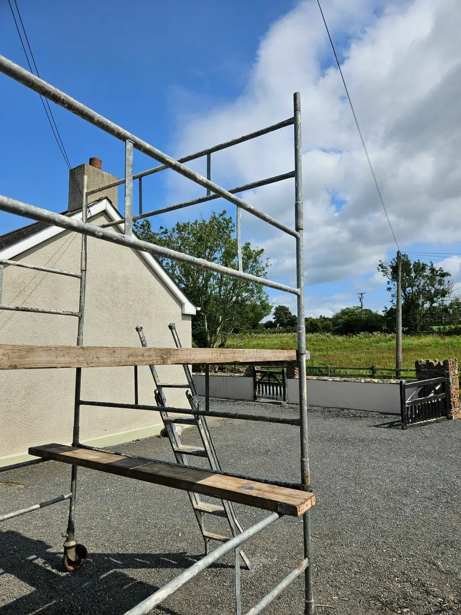 Steel scaffolding tower. - Image 2
