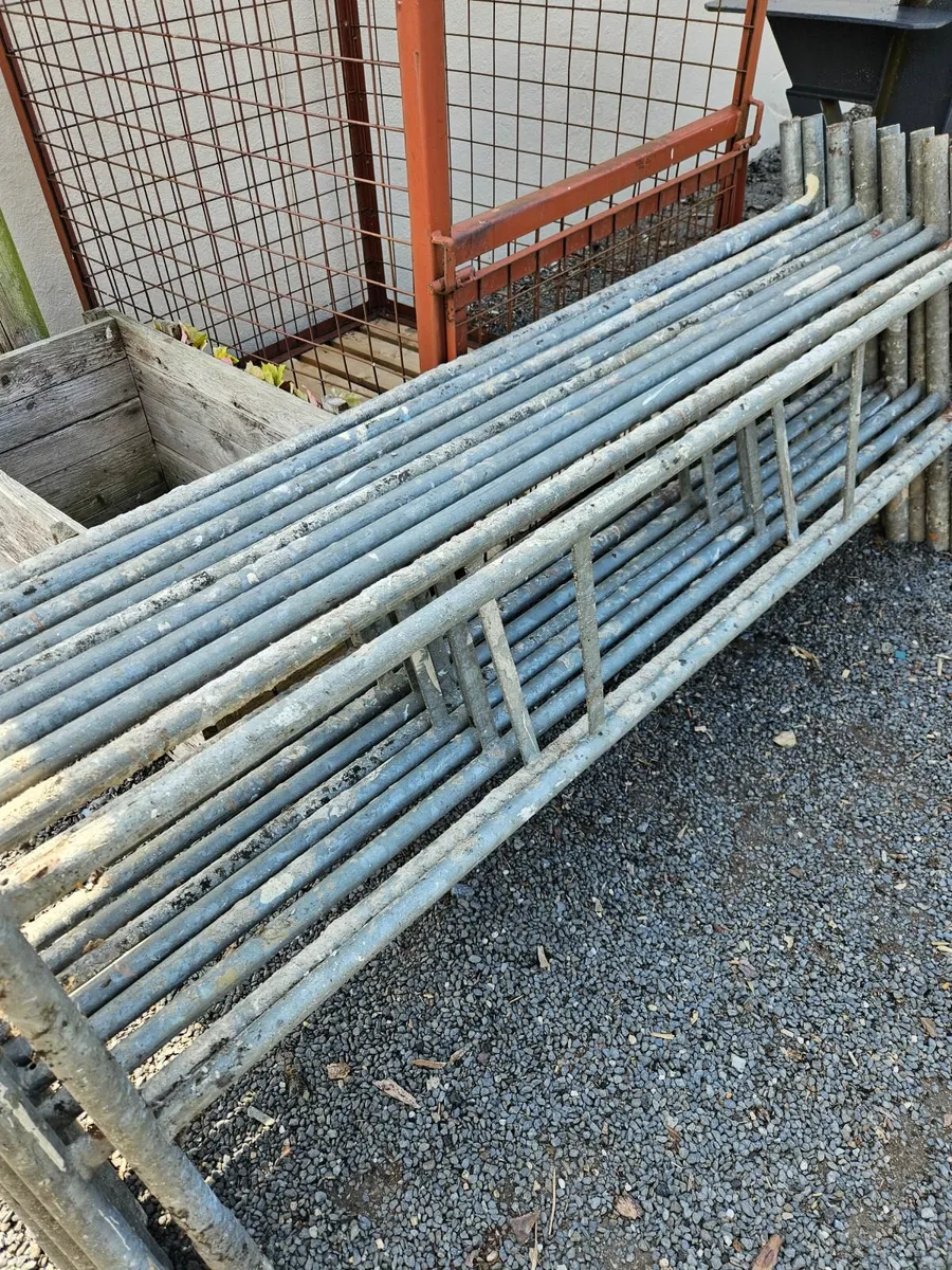 Steel scaffolding tower. - Image 4