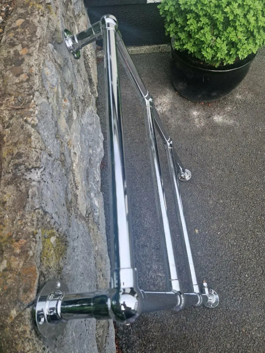 Traditional heated towel rail - Image 2