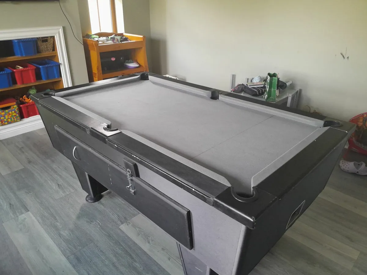 Pool table - Image 1