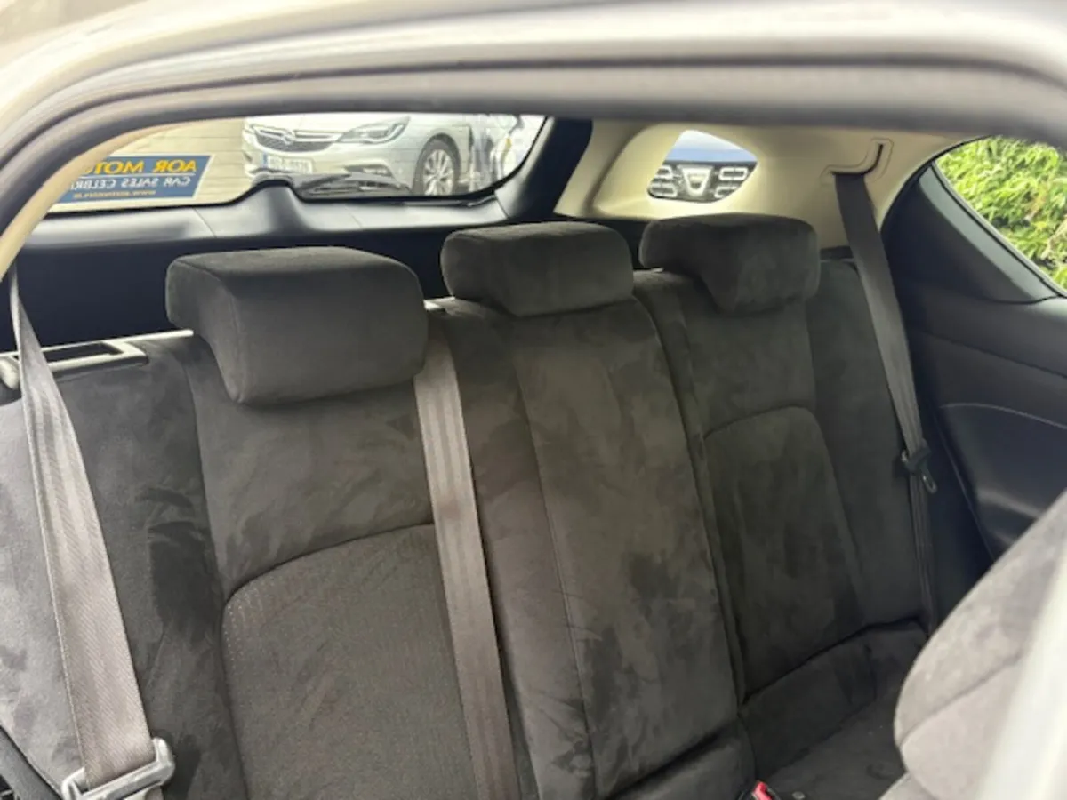 Lexus CT 2015 HYBRID HIGH SPEC - Image 3