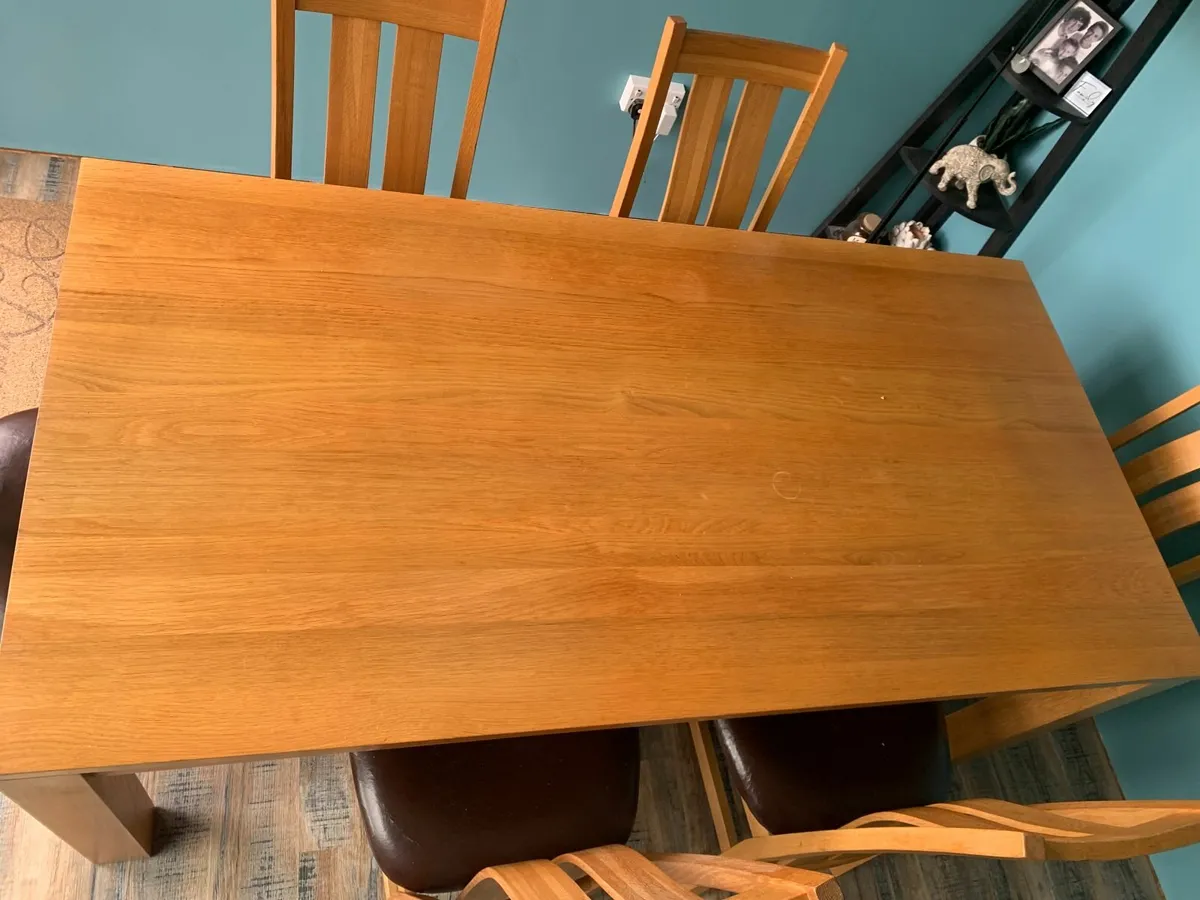 Table and chairs - Image 1