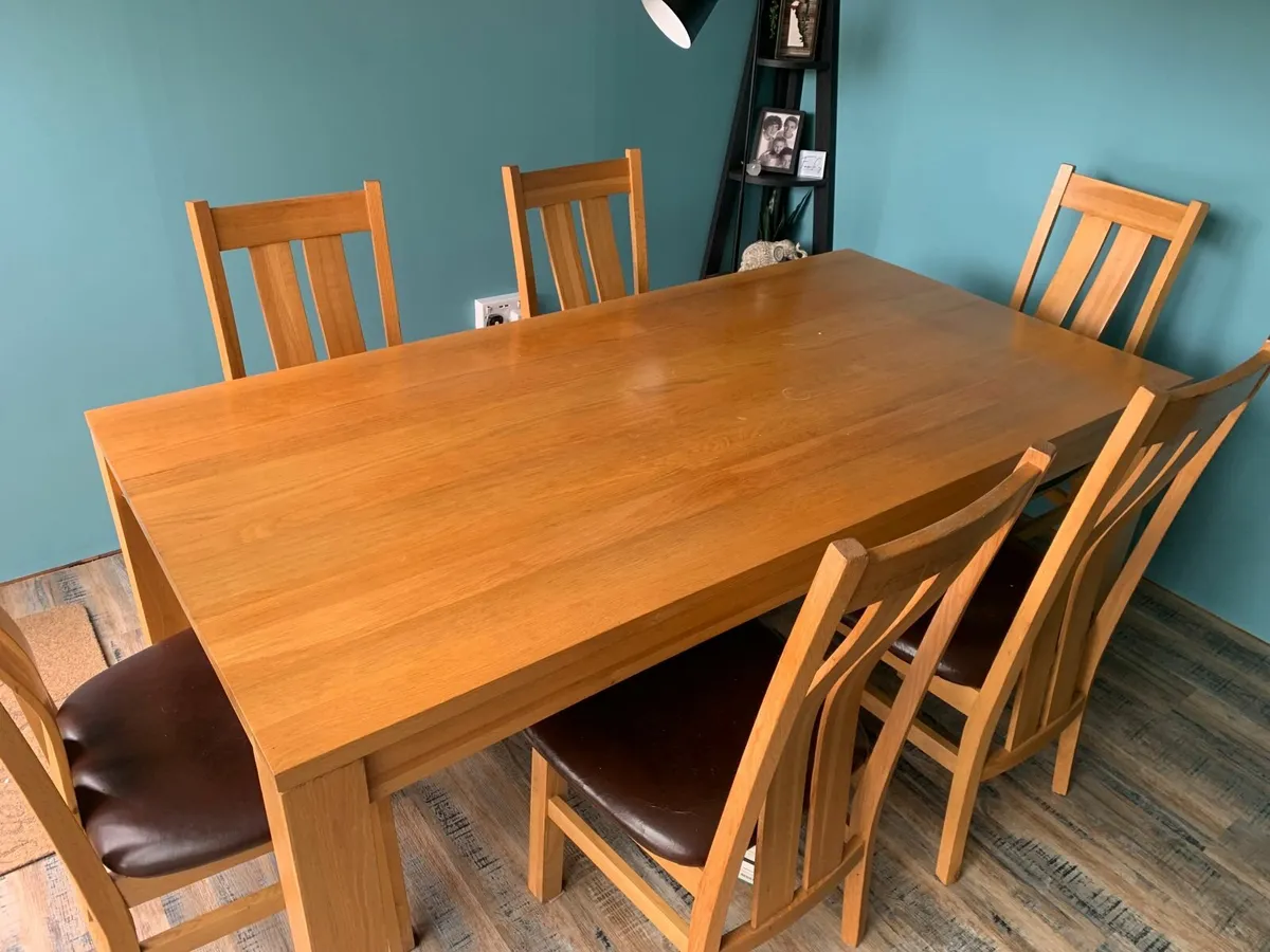 Table and chairs - Image 2