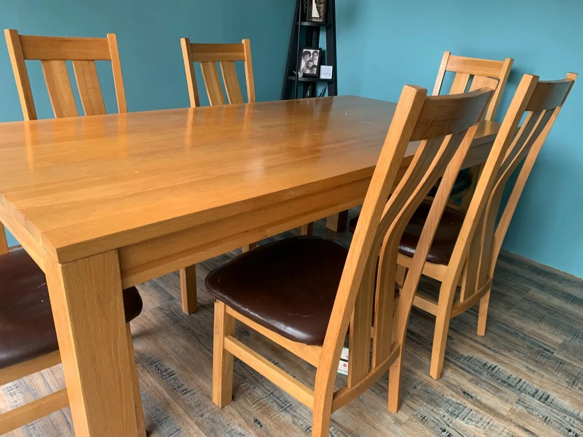 Table and chairs - Image 3