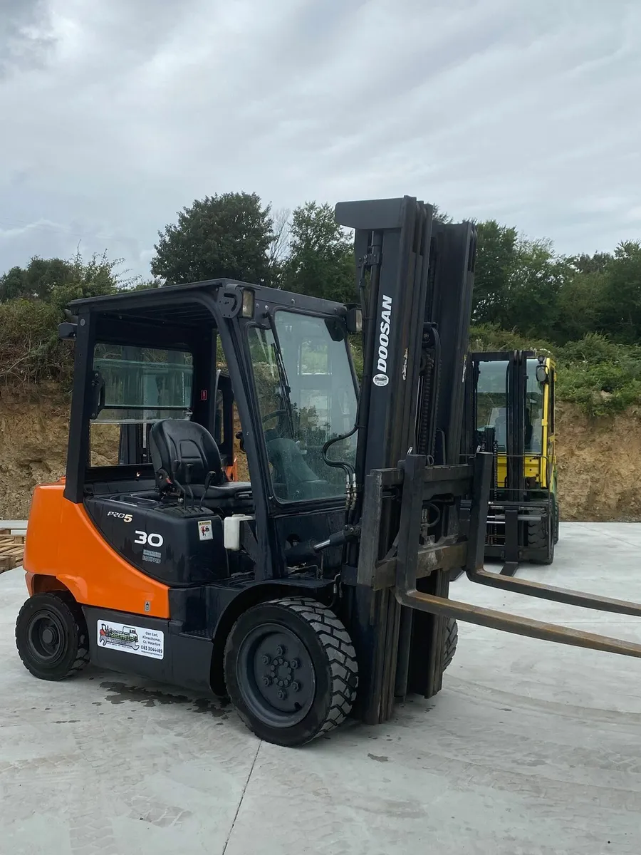 Doosan forklift - Image 1