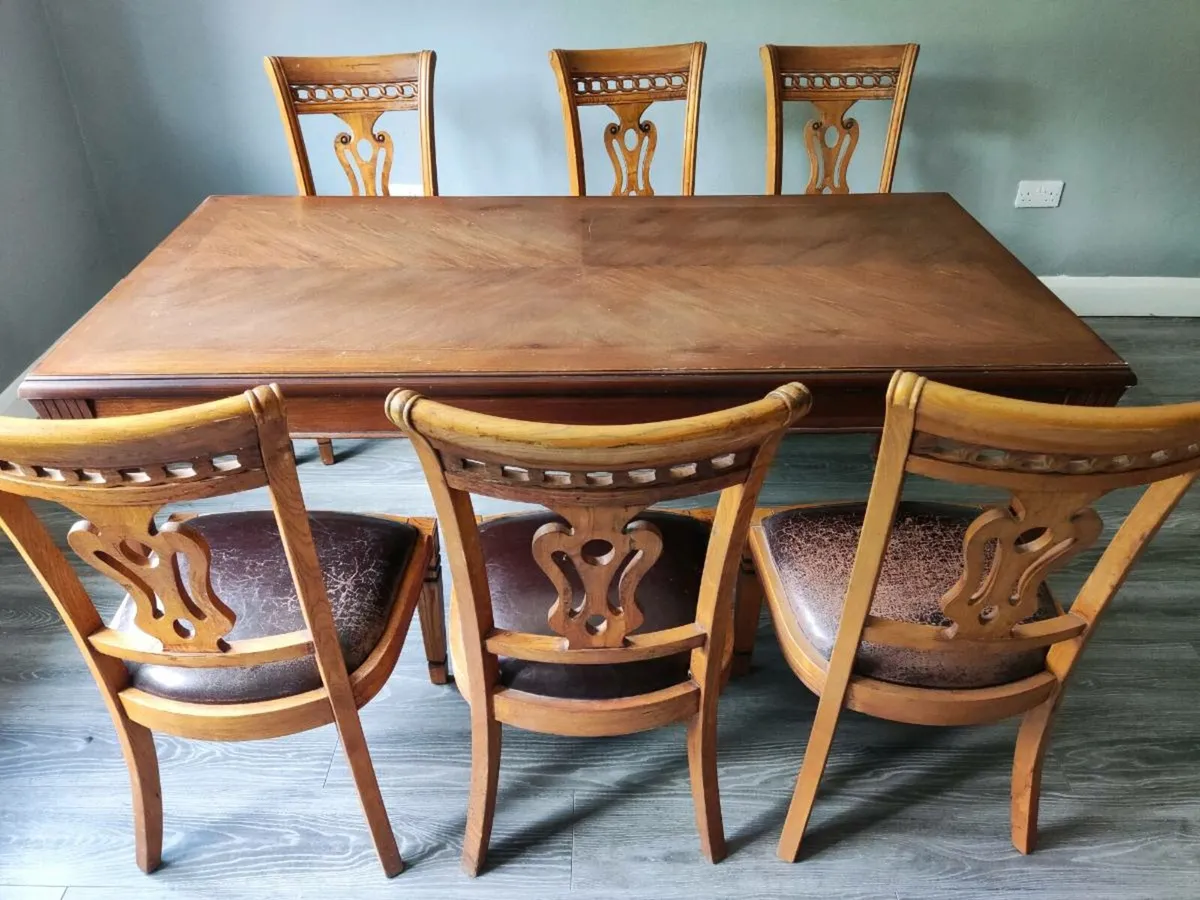Table and chairs - Image 1