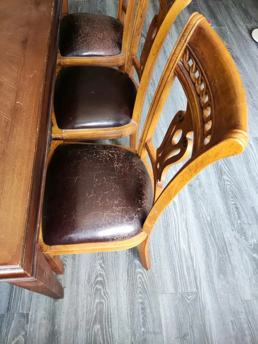 Table and chairs - Image 2