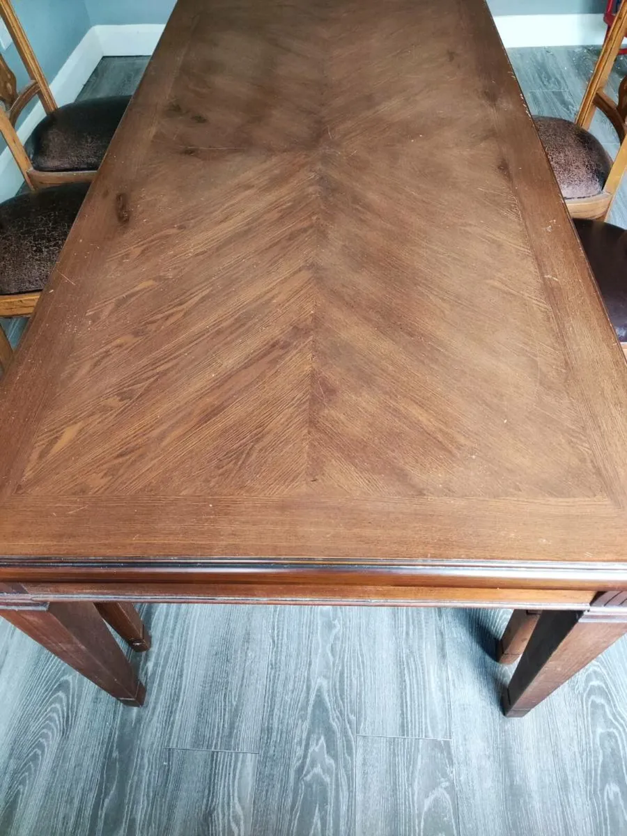 Table and chairs - Image 3