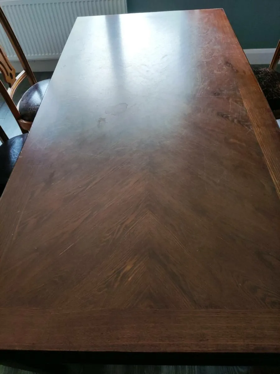 Table and chairs - Image 4