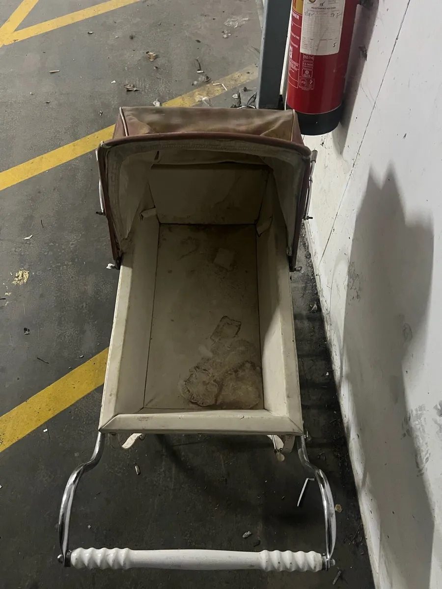 Antique pram - Image 4