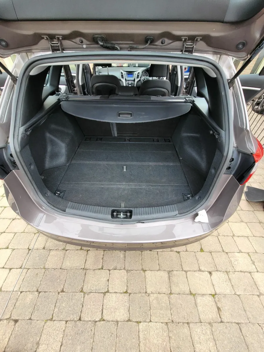 Reliable, spacious, and well-equipped family car - Image 4