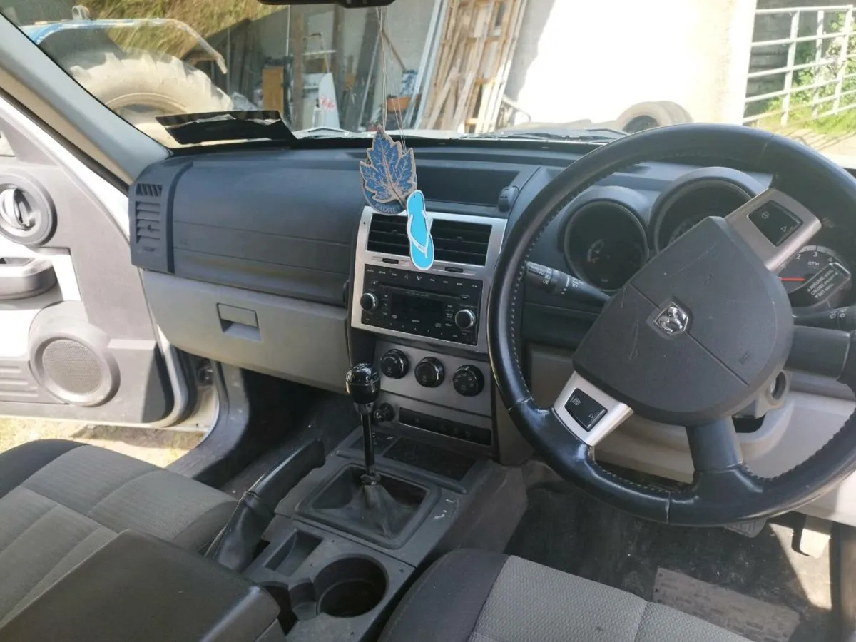 Dodge nitro 2.8L - Image 2