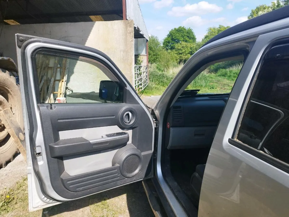 Dodge nitro 2.8L - Image 4