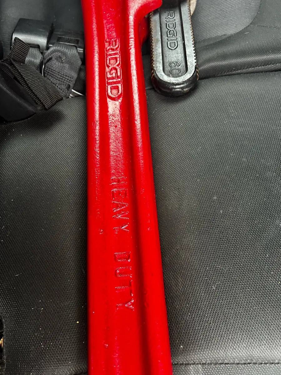 Rigid 31045 60” heavy duty straight pipe wrench - Image 3