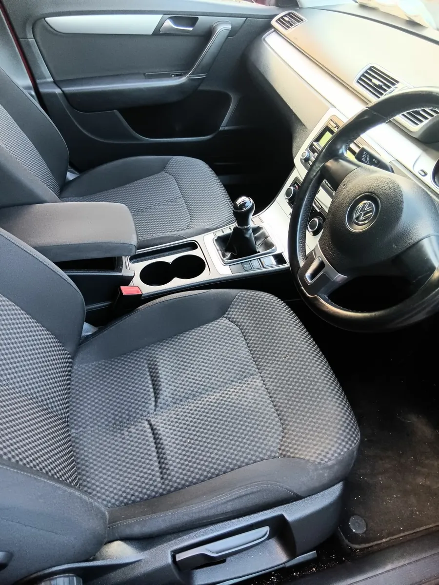 Volkswagen Passat 2013 - Image 2