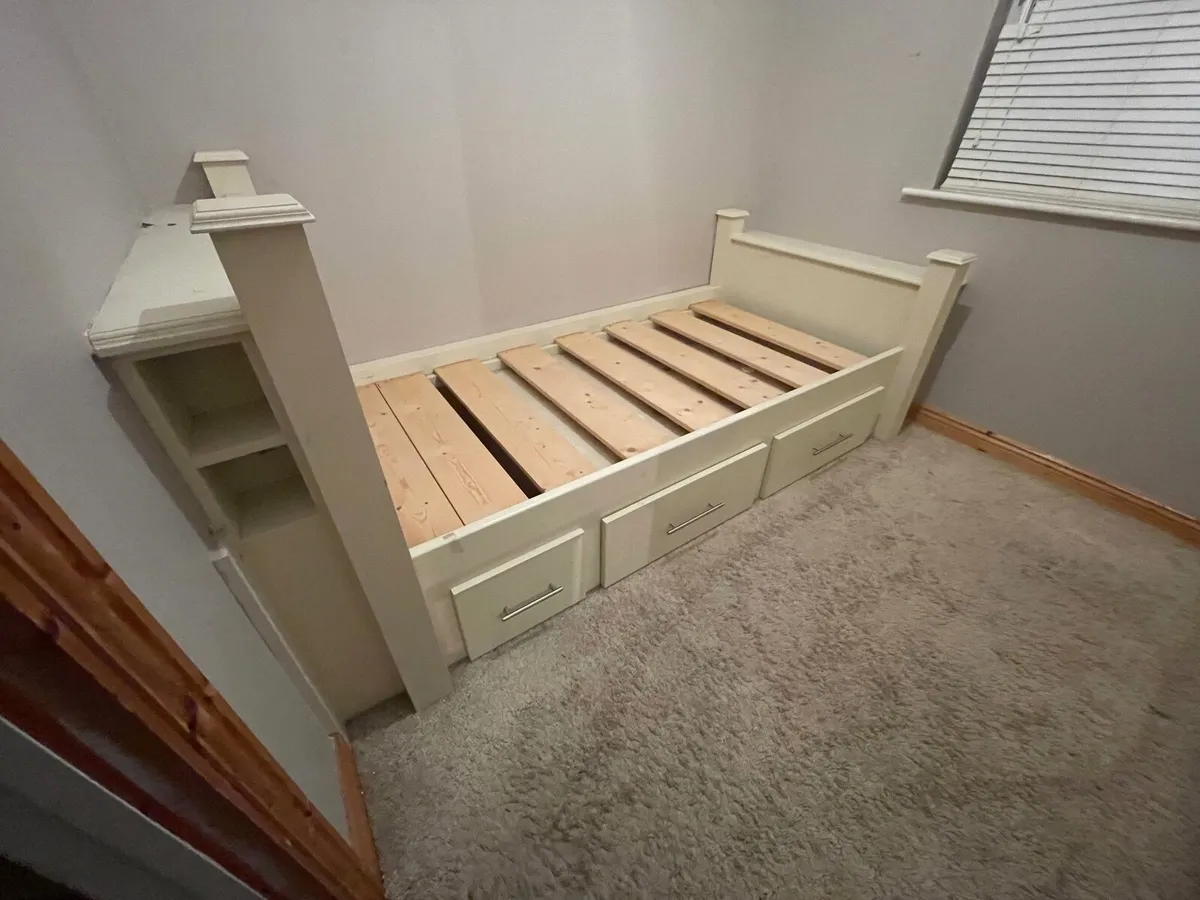 Built-in bed unit with storage - Image 1
