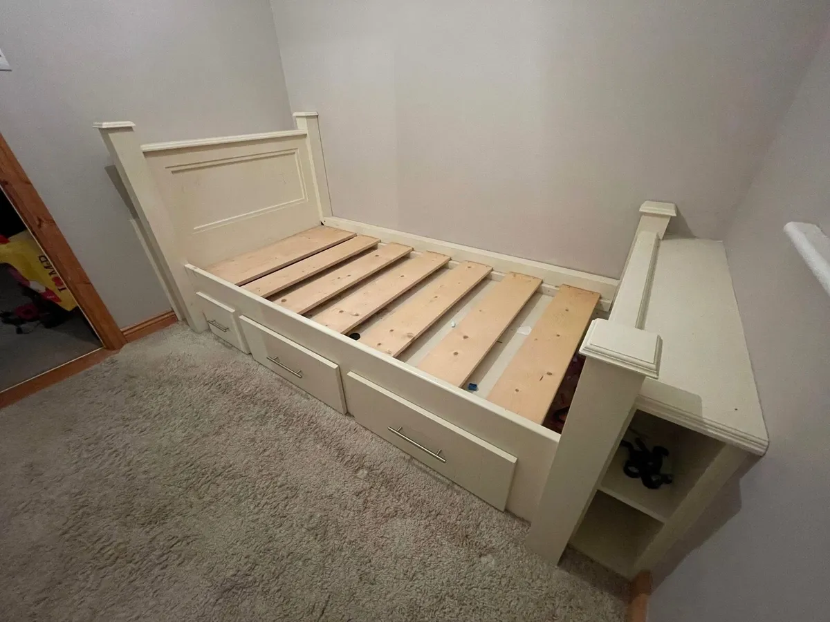 Built-in bed unit with storage - Image 2