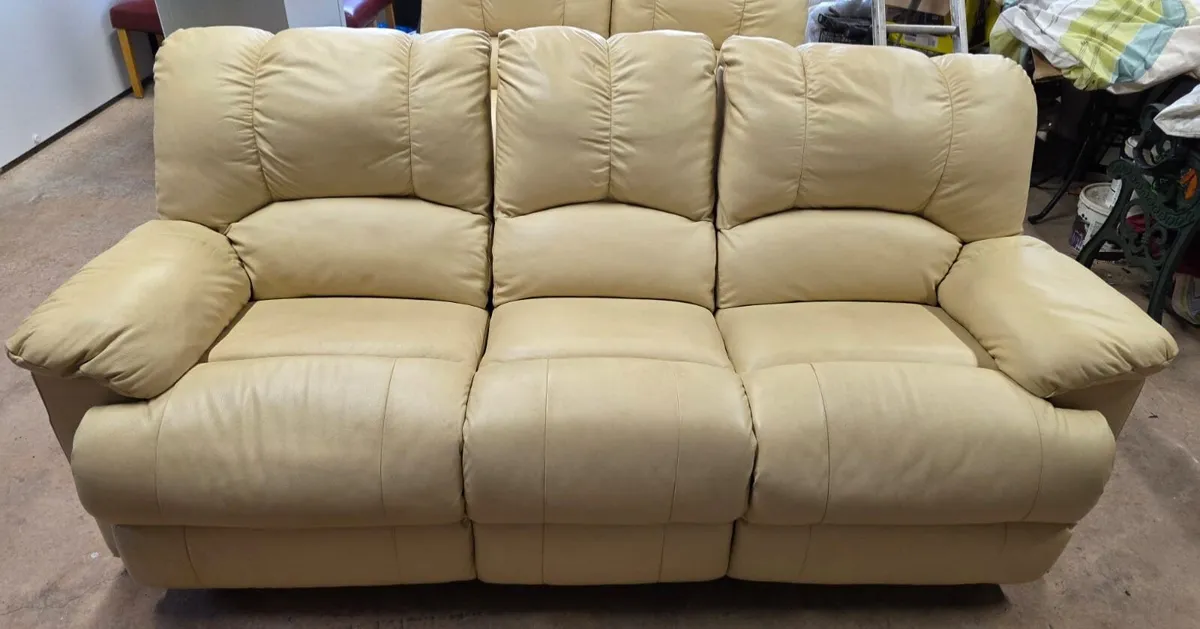 Cream leatherette recliner suite (3 & 2 seater) - Image 2