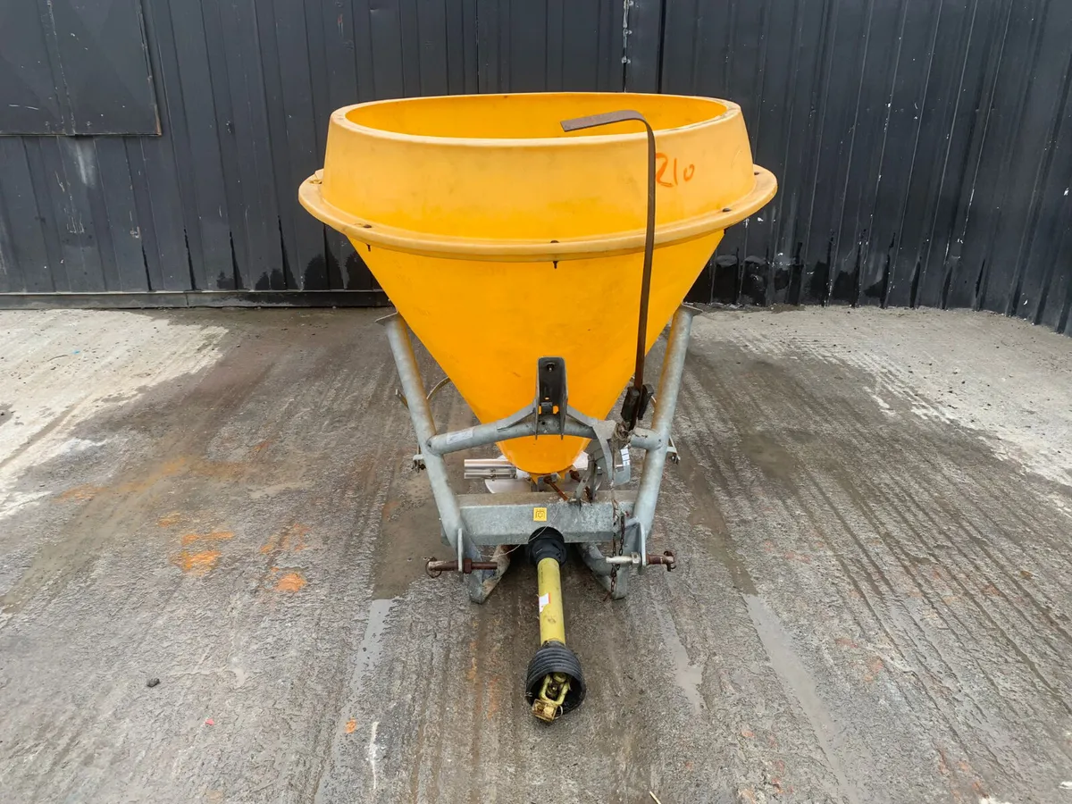 Jarmet 600 Fertiliser Spreader - Image 1