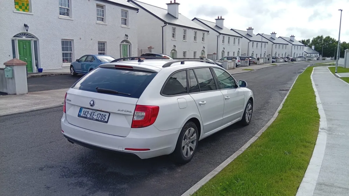 2014 142 Skoda Superb - Image 4