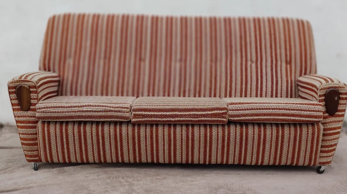 Sofa (Lot 101) - Image 2