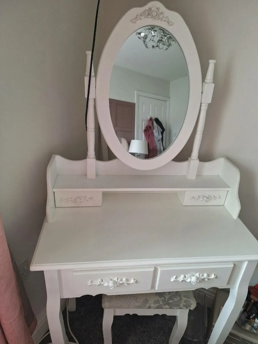 Vanity table - Image 1