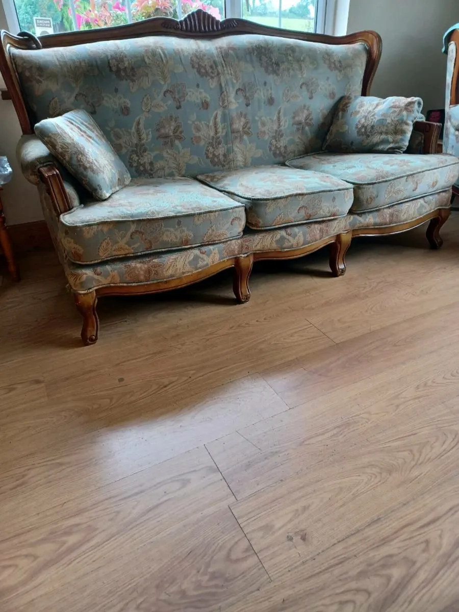 Suite of furniture - Image 1