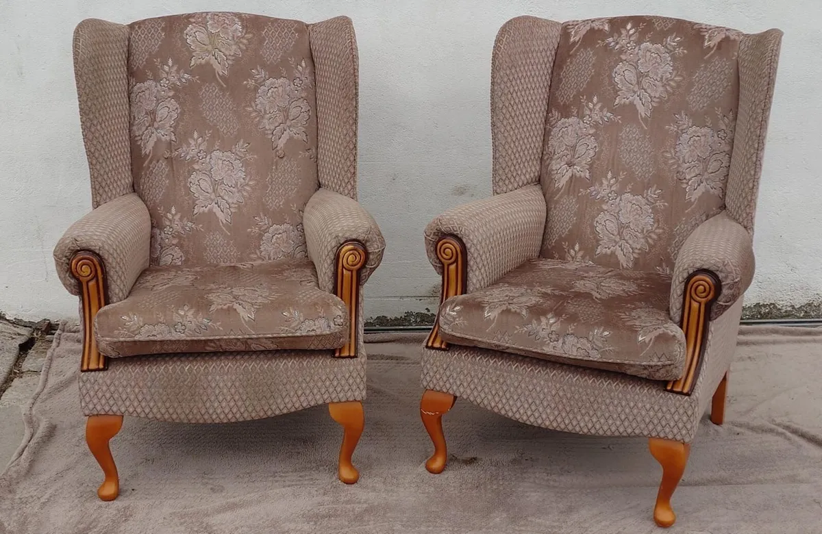 Sofa (Lot 102) - Image 1