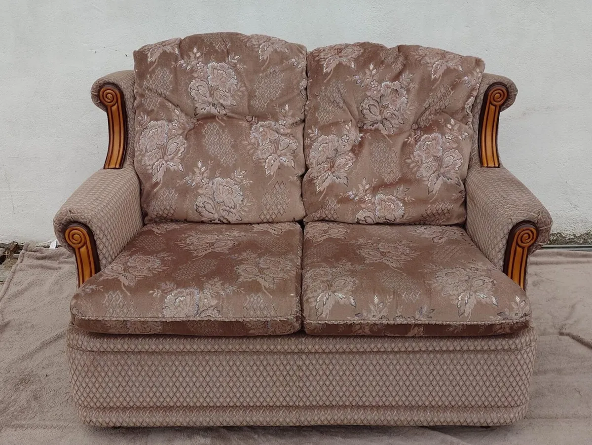 Sofa (Lot 102) - Image 2