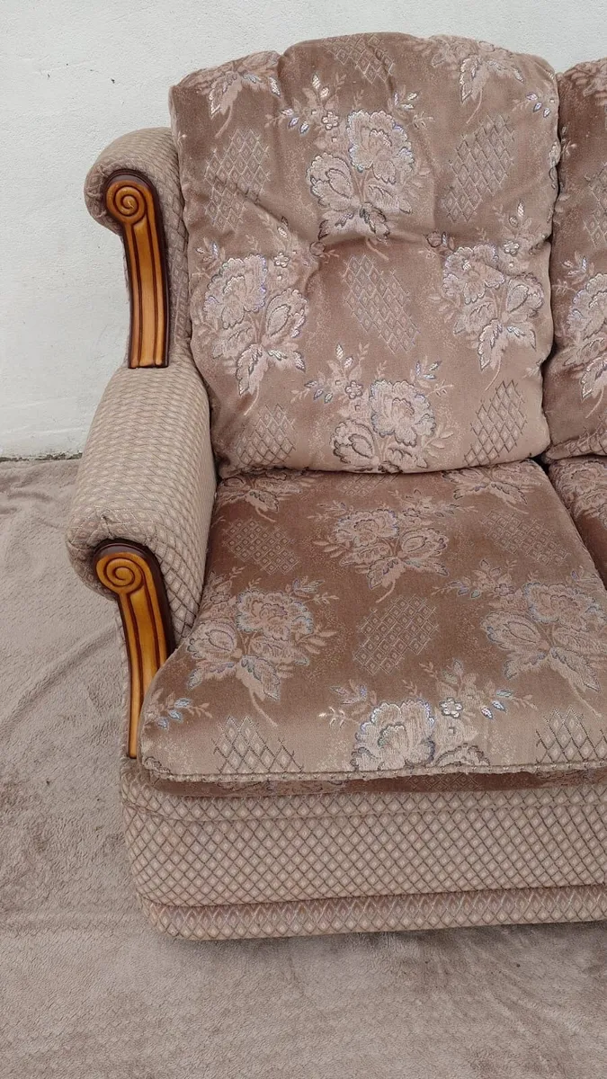 Sofa (Lot 102) - Image 3