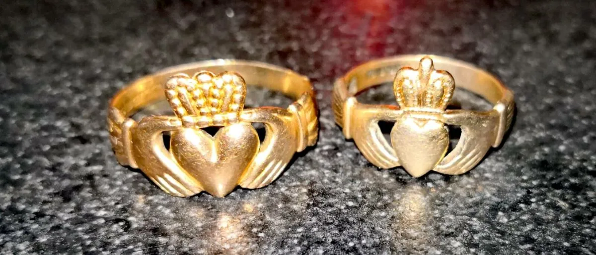 Pair of 9k gold Claddagh ring - Image 1