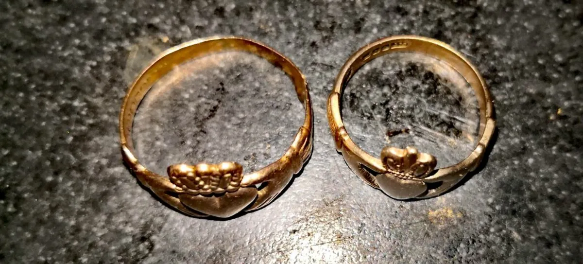 Pair of 9k gold Claddagh ring - Image 2