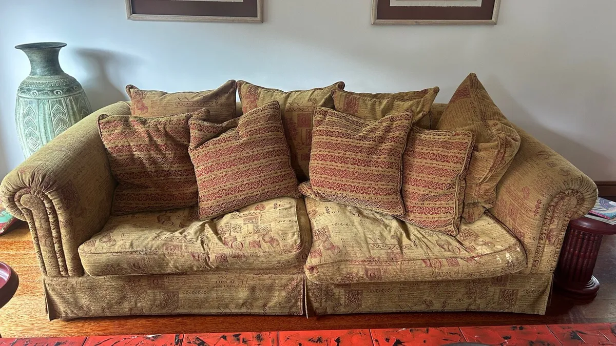 Traditional upholstered Sofa - Image 1