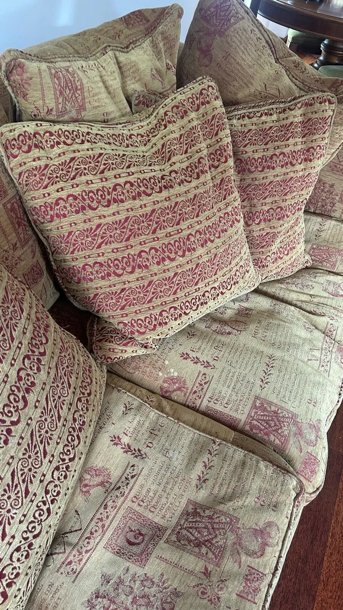 Traditional upholstered Sofa - Image 3