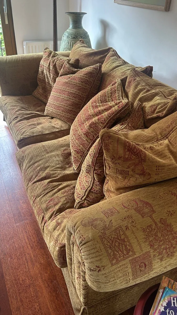 Traditional upholstered Sofa - Image 4
