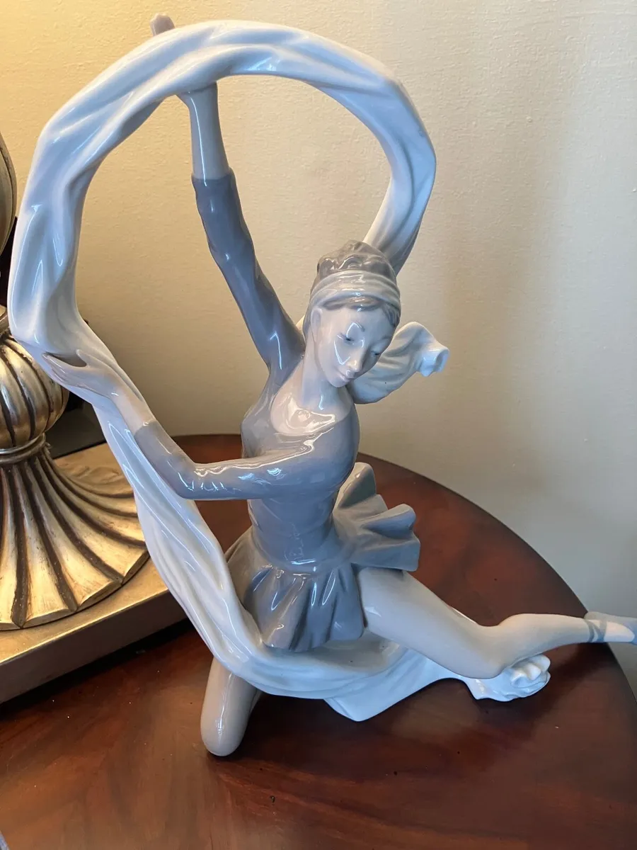 Lladro Ballerina with Ribbon - Image 1