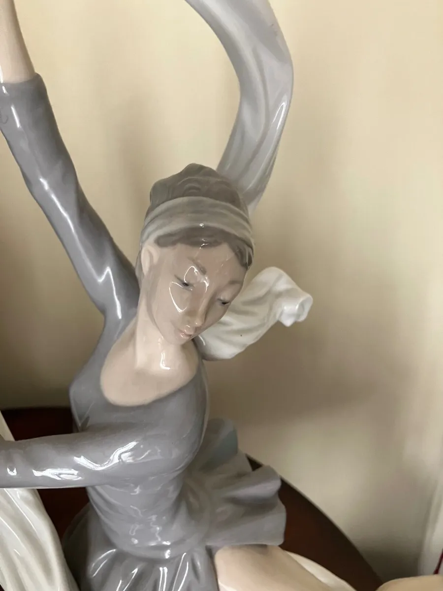 Lladro Ballerina with Ribbon - Image 2