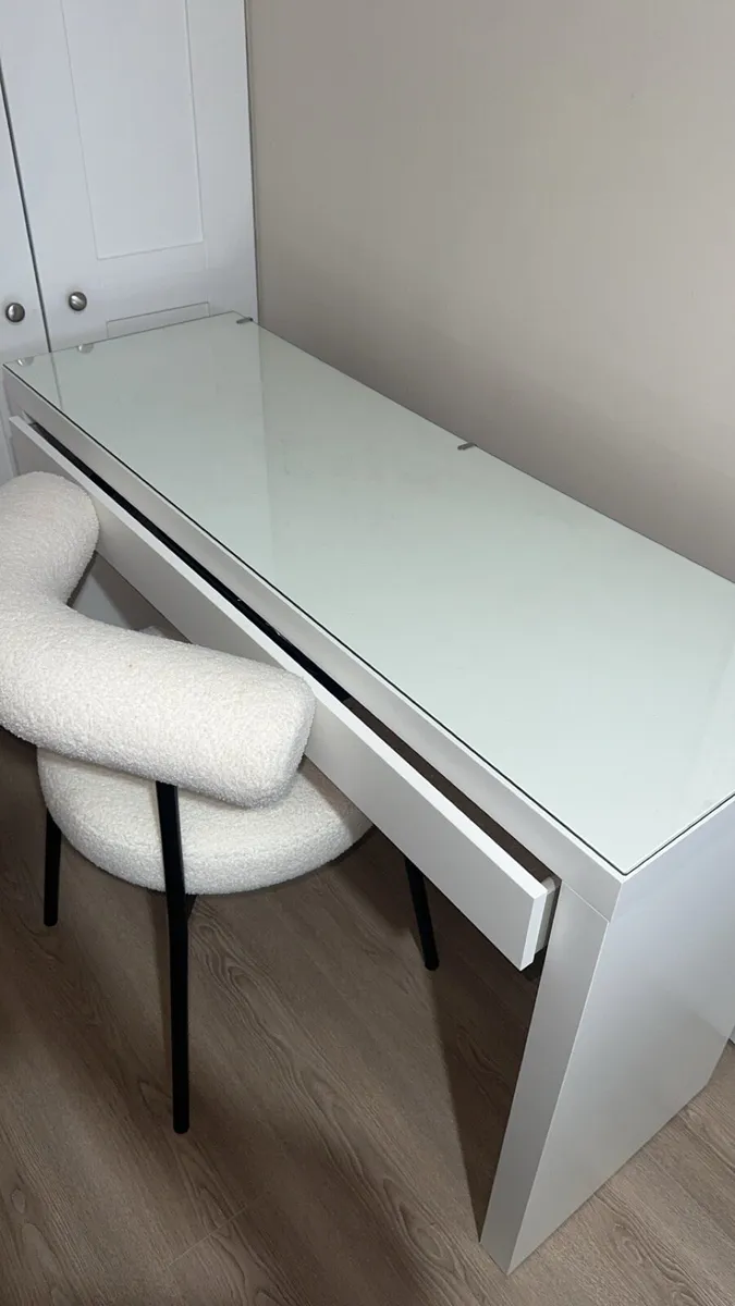 Vanity table - Image 1