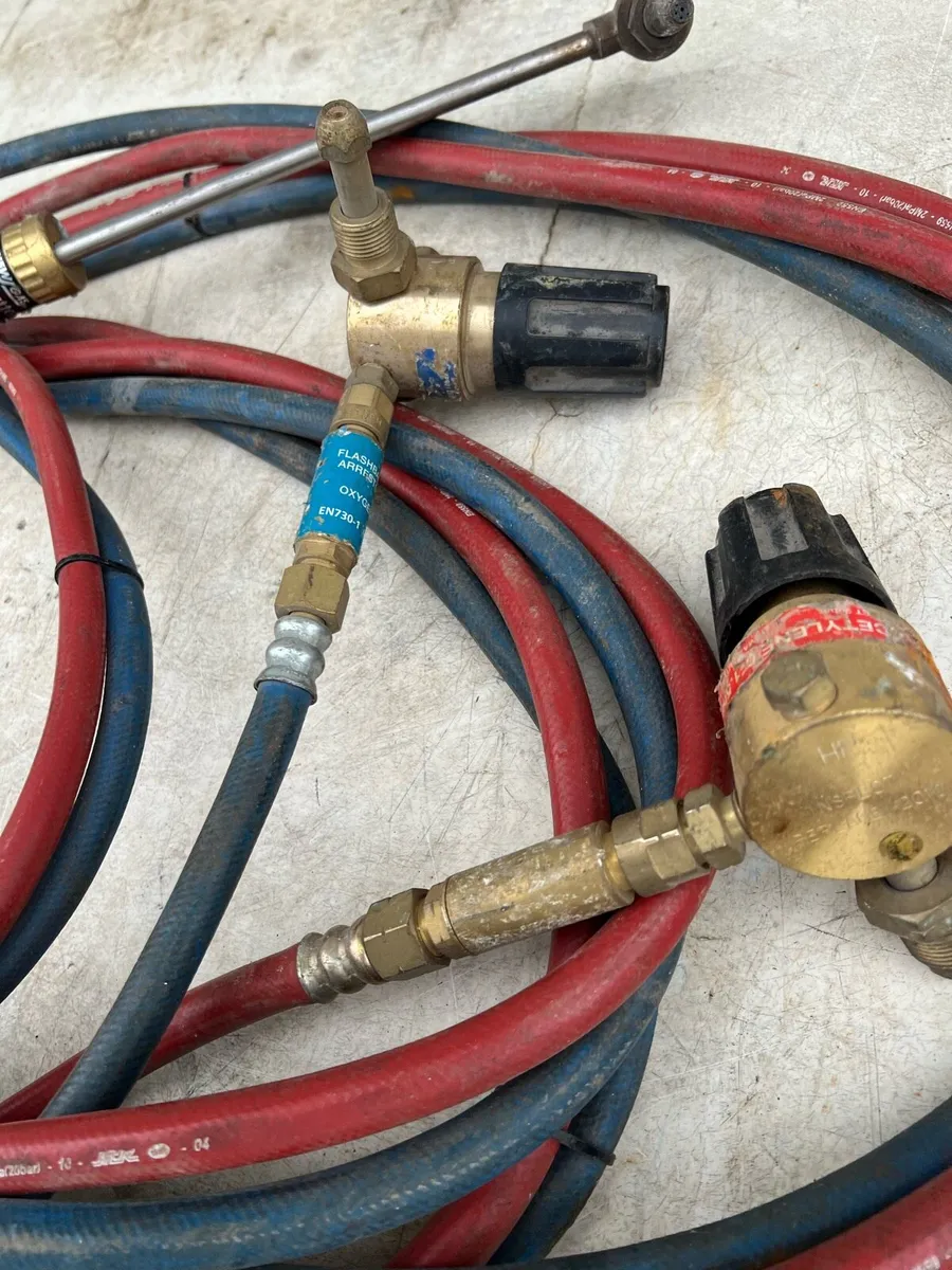 Oxygen Acetlyene cutting torch, gauges and hoses - Image 4