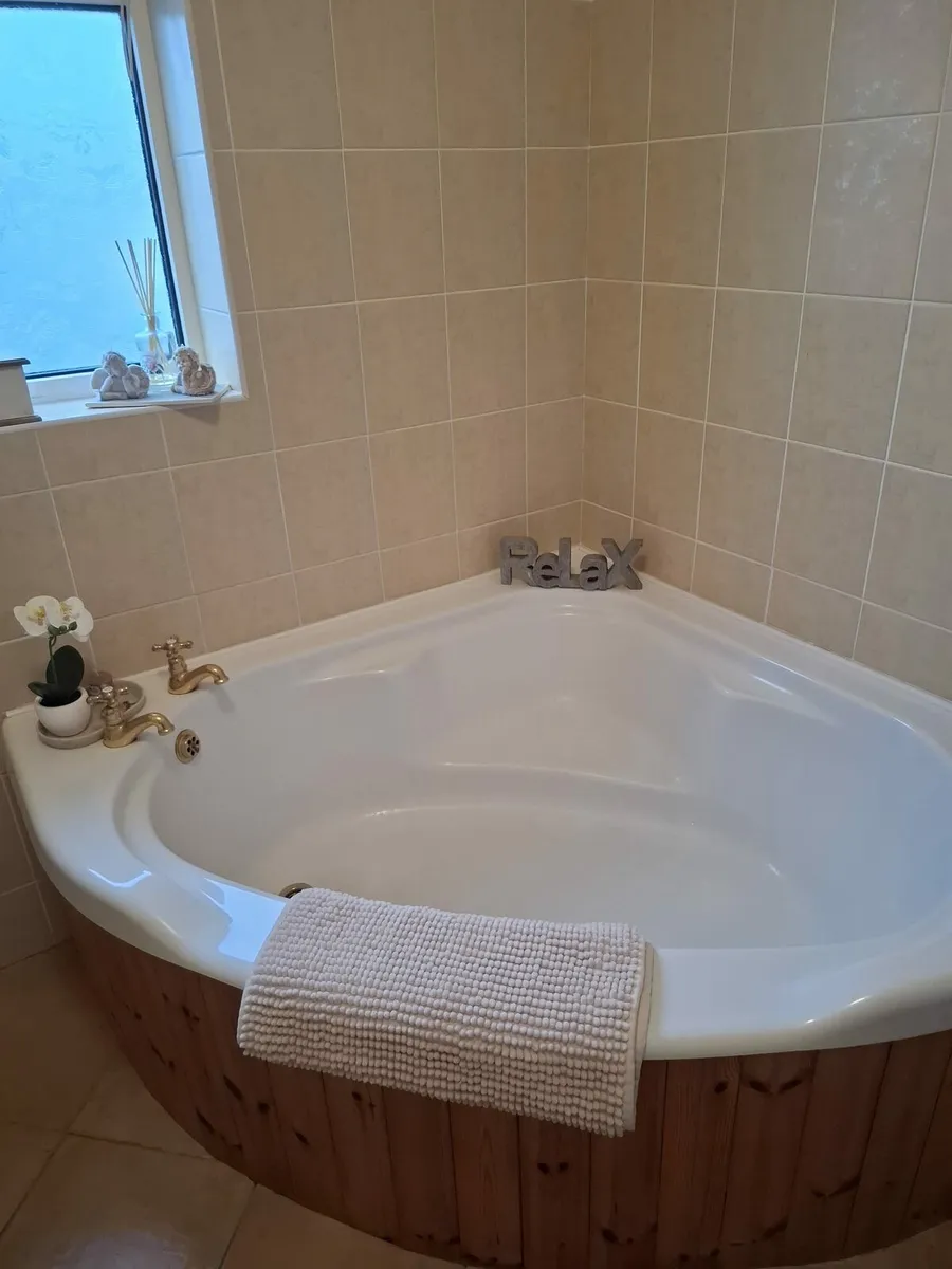 Entire bathroom contents - Image 1