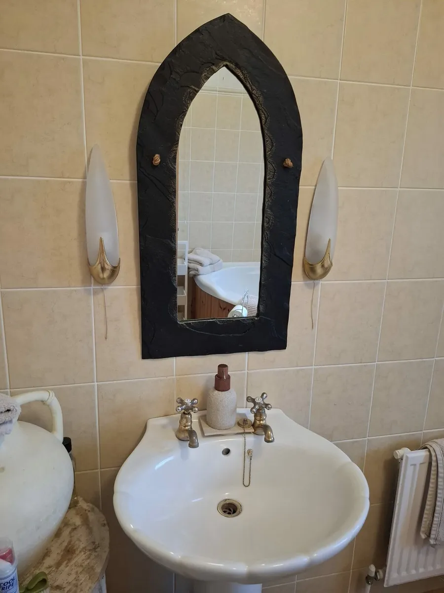 Entire bathroom contents - Image 2
