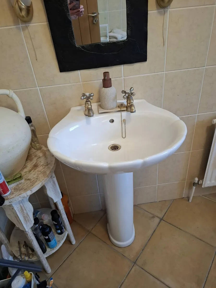 Entire bathroom contents - Image 3