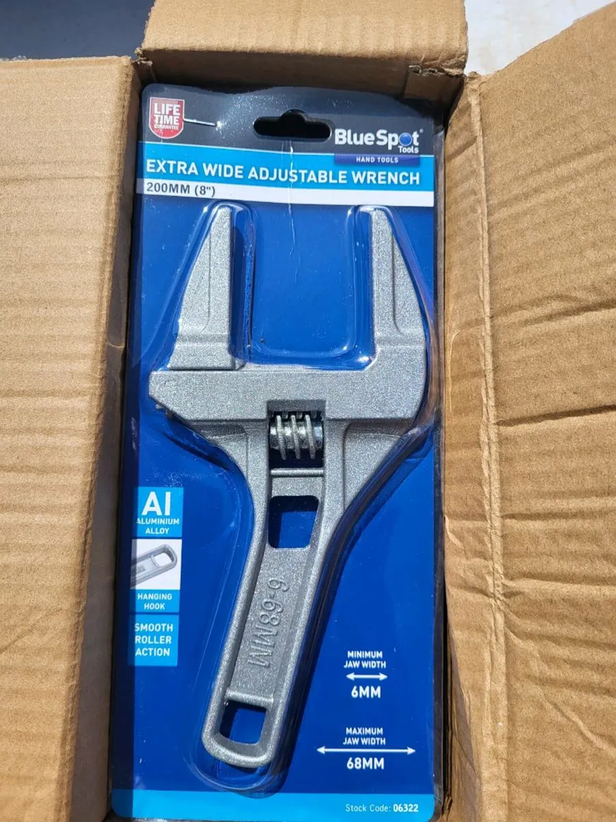 Extra wide adjustable spanner