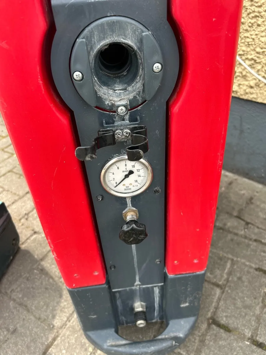 Carpet and upholstery cleaning machine - Image 2