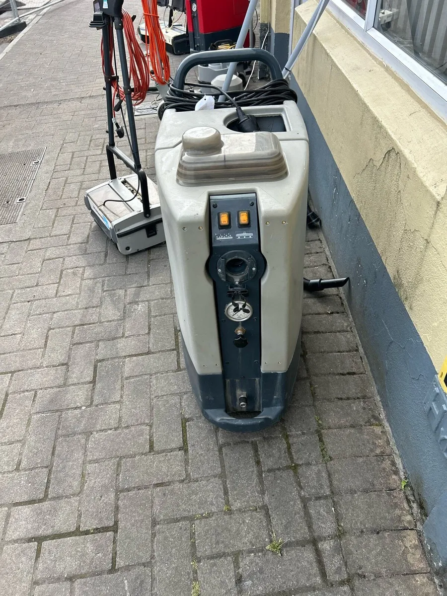 Carpet and upholstery cleaning machine - Image 3