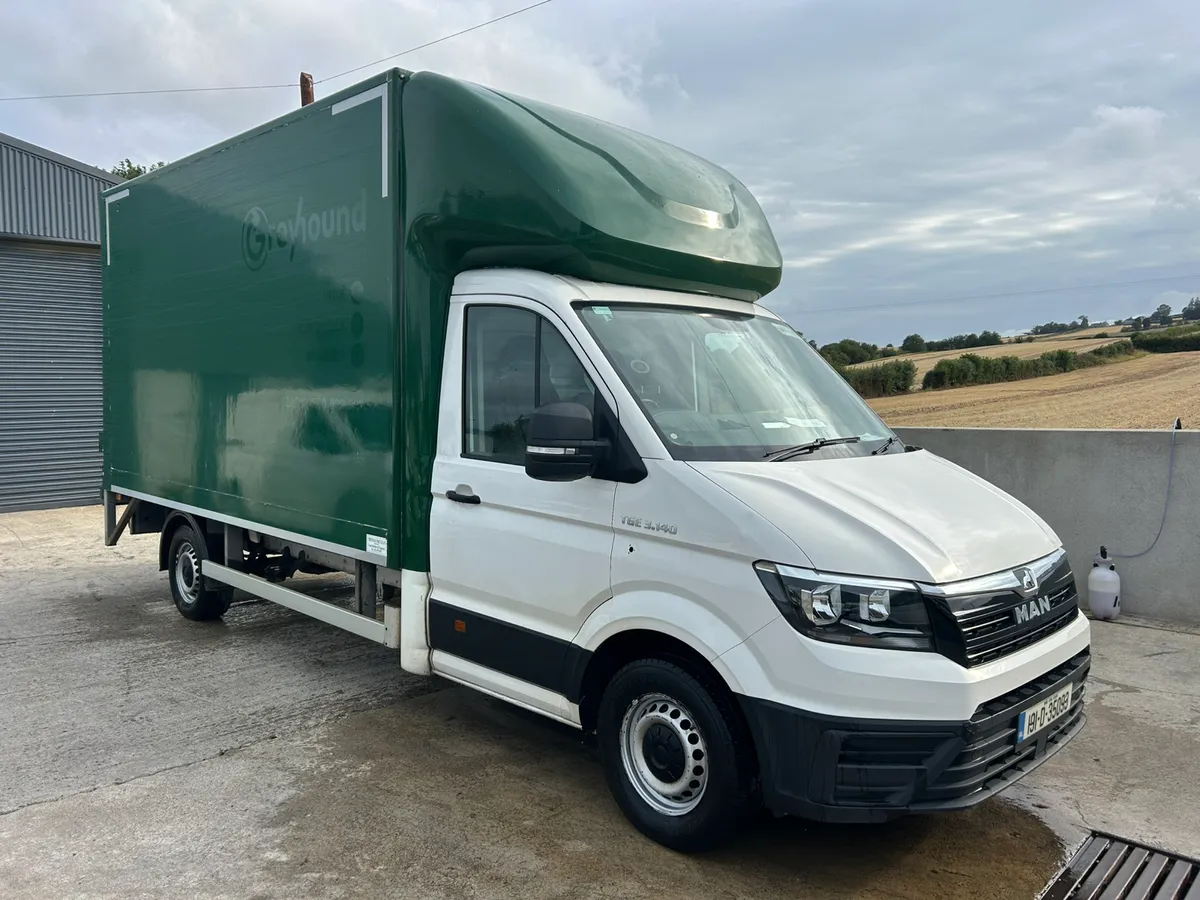 Man Tge Box van with tail lift - Image 1