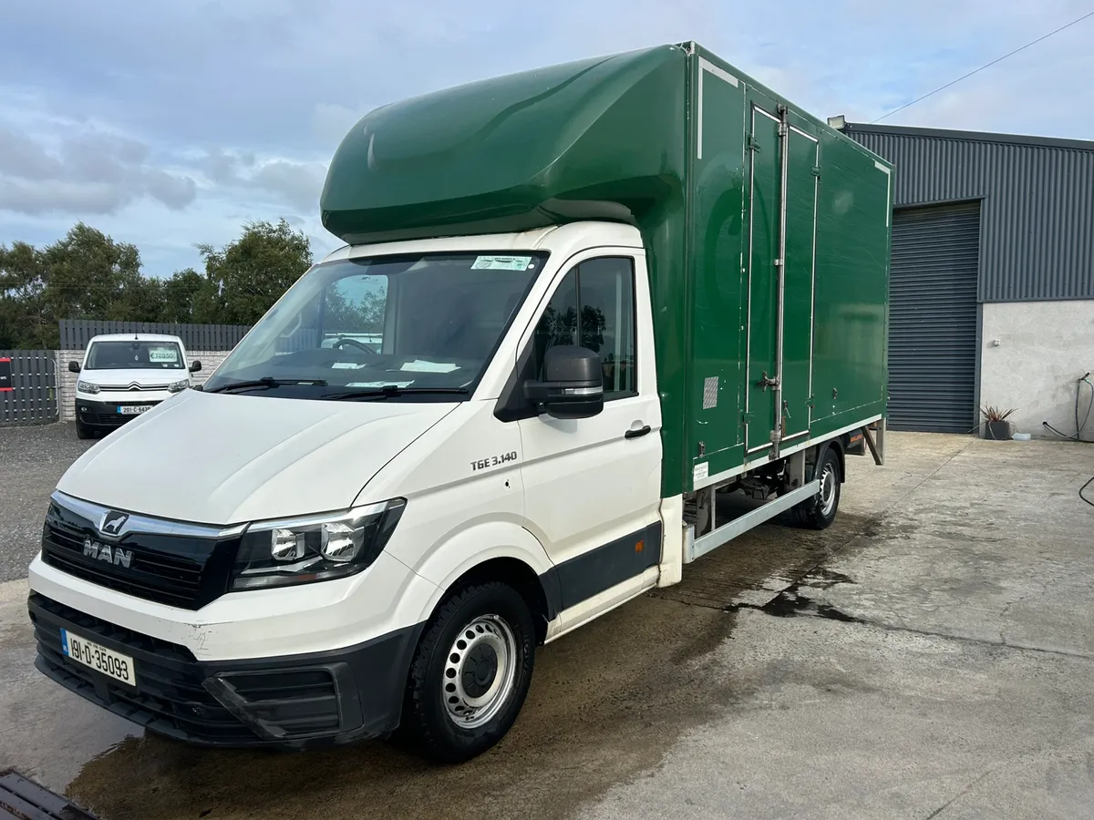 Man Tge Box van with tail lift - Image 4